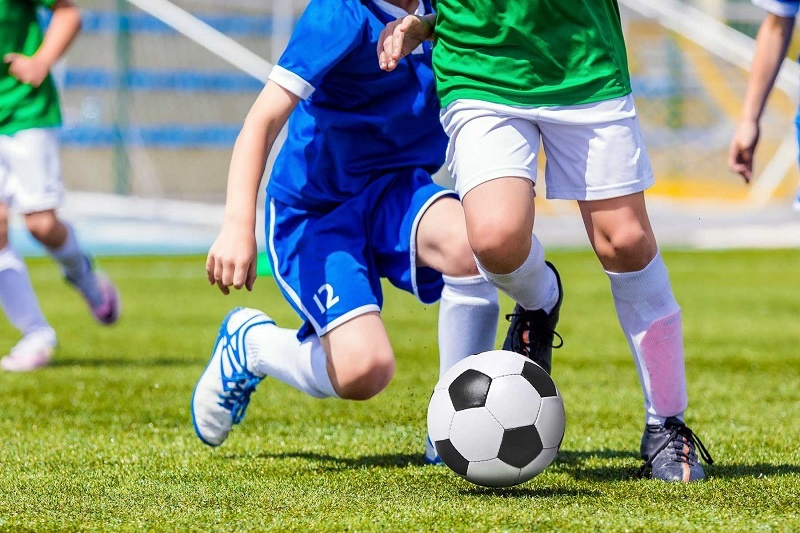 Cầu thủ bóng đá phủi thực thủ phải rèn luyện cả về kỹ năng lẫn thể lực.