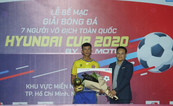 Chân sút đá bóng phủi Tuấn Vinh nhận giải thưởng