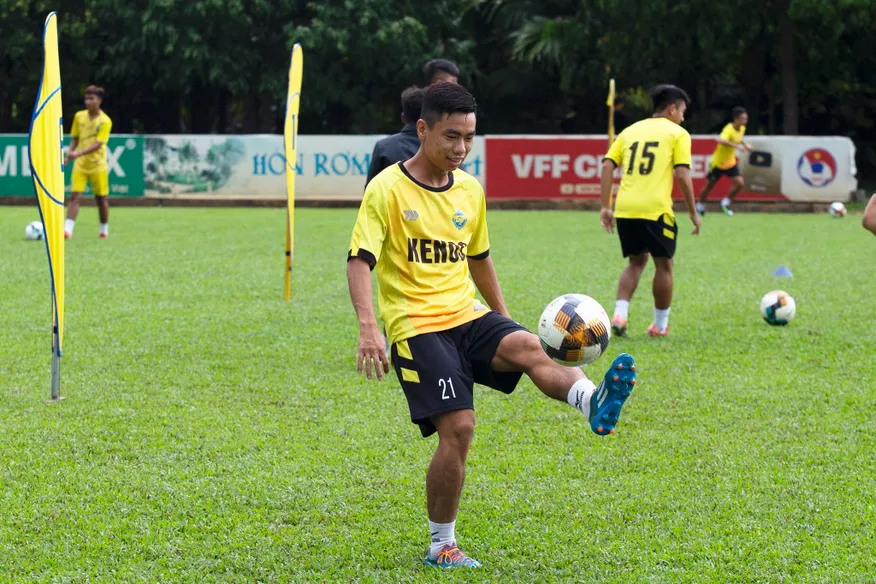 Cầu thủ Lâm Thái Tân tại sân bóng phủi
