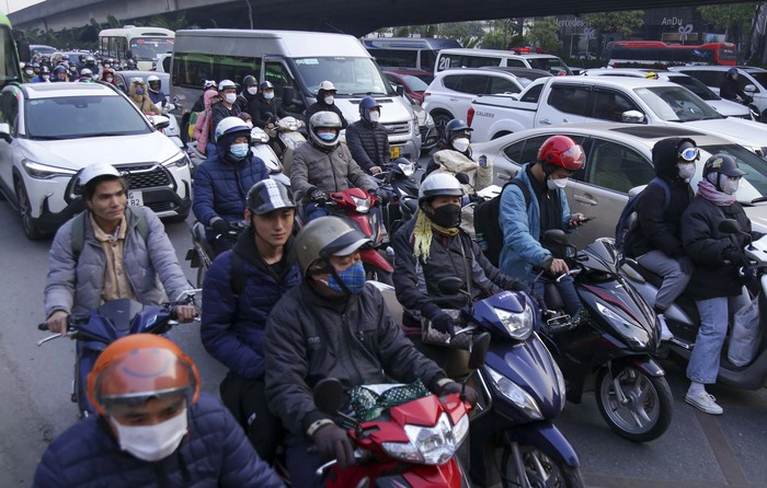 Đường Phạm Hùng người dân tham gia giao thông cũng tăng đột biến.