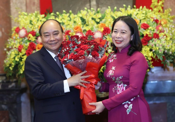 Ba Võ Thị Ánh Xuân - Quyền chủ tịch nước tặng hoa cho Nguyên chủ tịch nước Nguyễn Xuân Phúc