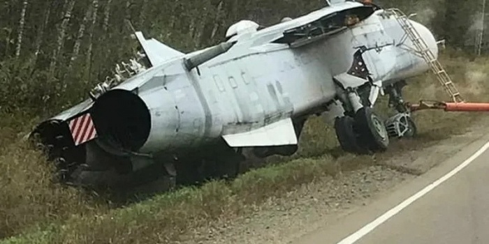 Chiếc máy bay bị lật nghiêng sau tai nạn