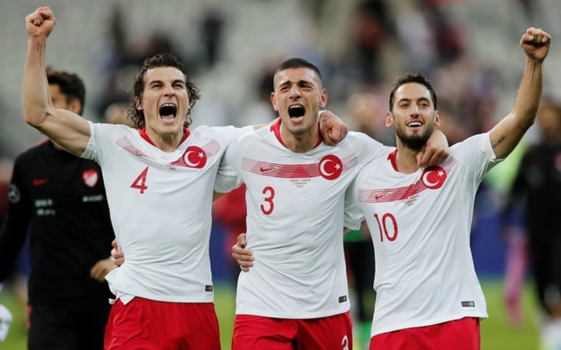 Đội tuyển quốc gia Thổ Nhĩ Kỳ cũng có được sự góp mặt của nhiều cầu thủ xuất sắc thế giới như là Söyüncü và Hakan Çalhanoğlu