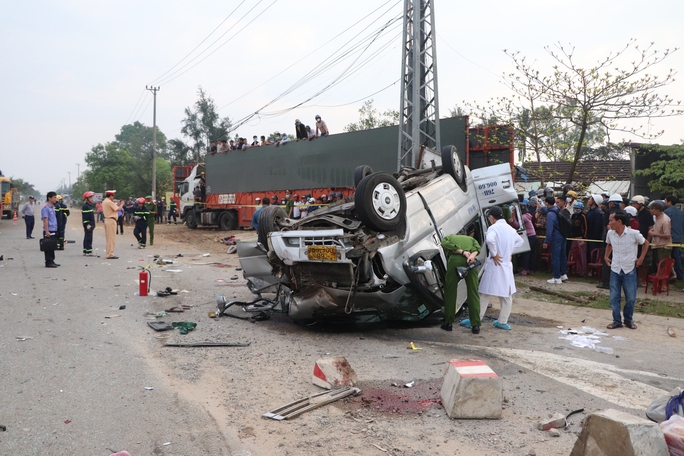 Hiện trường vụ tai nạn khiến 8 người tử vong