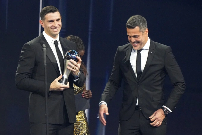Emiliano Martinez nhận giải Thủ môn nam xuất sắc nhất năm 2022
