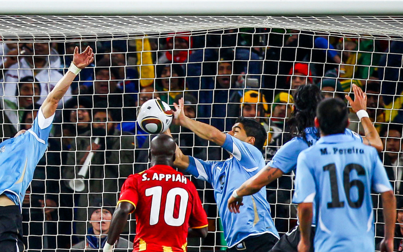 Lỗi cản phá bóng trực tiếp bằng tay khiến Suarez bị đuổi khỏi sân với một tấm thẻ đỏ
