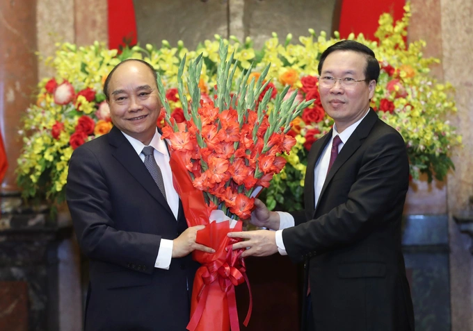Ông Võ Văn Thưởng- Thường trực ban bí thư tặng hoa Nguyên chủ tịch nước Nguyễn Xuân Phúc