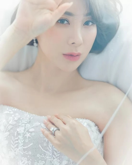 Cô ca sĩ Seo In Young lây chồng ở tuổi 39