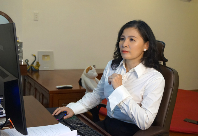 Hình ảnh nữ nhà báo Hà Ni
