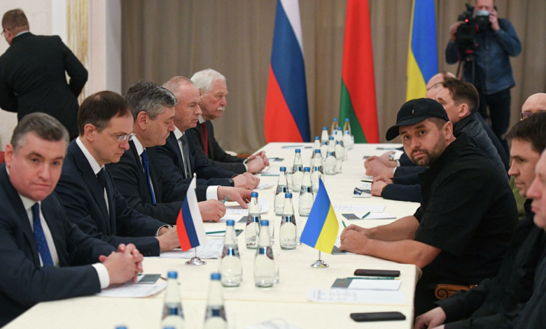 Quang cảnh của buổi đàm phán giữa Nga và Ukraine