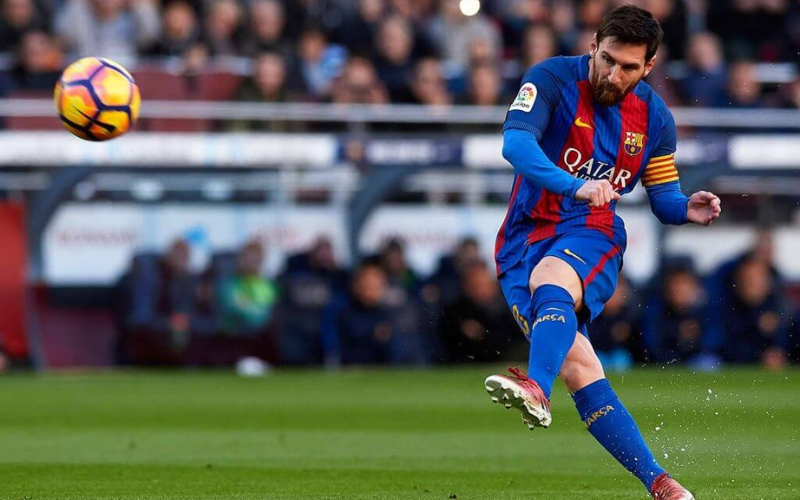 Messi nổi tiếng với những cú sút bóng xoáy cực kỳ hiểm hóc ghi bàn trên chấm sút phạt trực tiếp