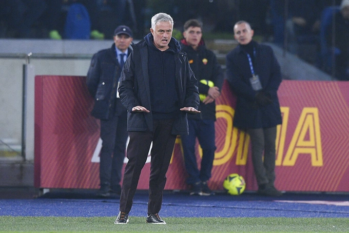 HLV Jose Mourinho tái xuất ở AS Roma sau án treo giò