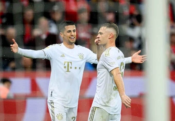 Joshua Kimmich (phải) mở tỷ số cho Bayern Munich ở phút 22 của trận đấu