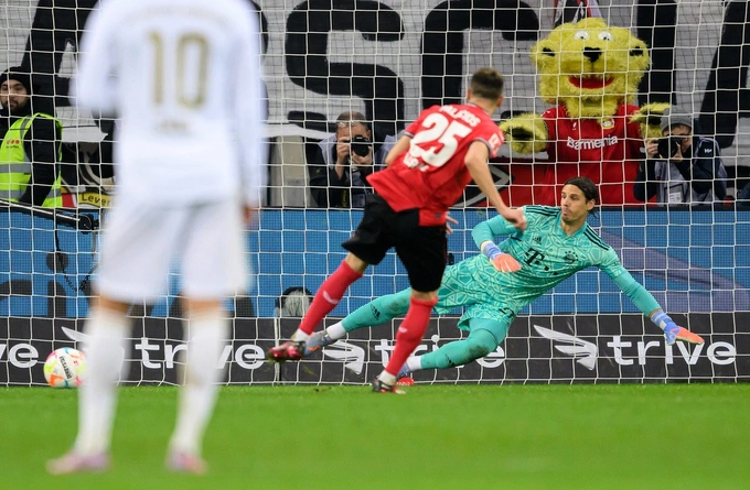 Exequiel Palacios gỡ hòa 1-1 cho Leverkusen trên chấm phạt đền ở phút 55 của trận đấu