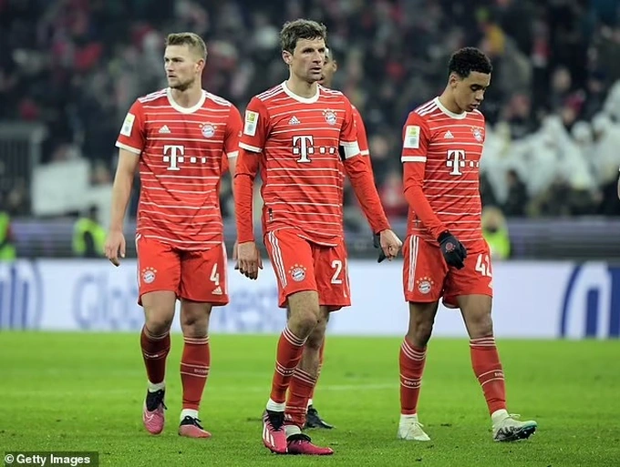 Bayern Munich đang kém Borussia Dortmund 1 điểm trên bảng xếp hạng Bundesliga