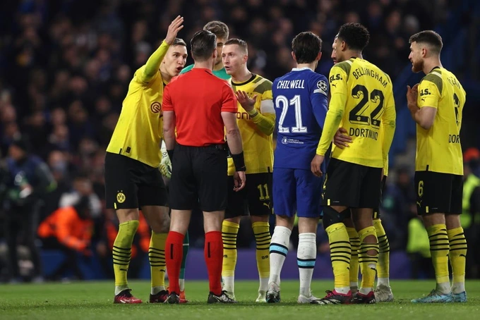 Cầu thủ Dortmund phản đối trọng tài cho Chelsea đá lại phạt đền