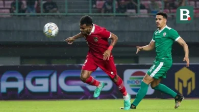 Yakob Sayuri (áo đỏ) đánh đầu mở tỷ số cho đội tuyển Indonesia