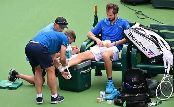 Medvedev thi đấu ở vòng bốn với chấn thương ở cổ chân