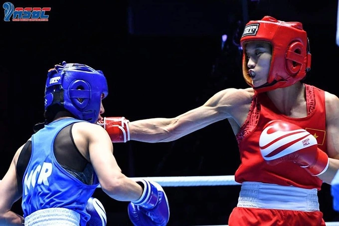 Nữ võ sĩ Nguyễn Thị Tâm (áo đỏ) thể hiện sự tự tin khi đối đầu với cựu vô địch thế giới Kzyaibay Nazym