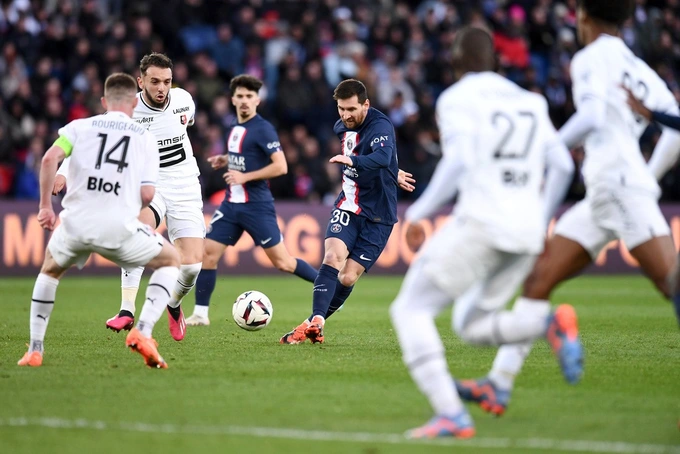 Messi gặp khó khăn trước sự chăm sóc kỹ của hàng phòng ngự đội khách Rennes