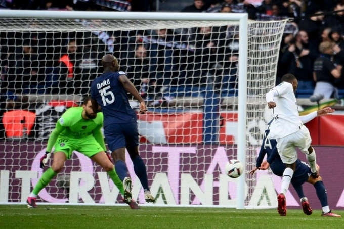 Ekambi mở tỷ số cho Rennes ở phút 45 bằng một pha xử lý bóng xuất sắc để đánh bại thủ thành của PSG