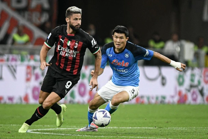 Giroud (trái, AC Milan) bị Kim Min Jae (phải, Napoli) đeo bám ở trận đấu ngày 18/9/2022