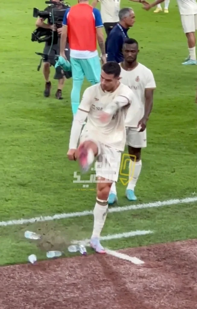 Ronaldo đá văng chai nước trên đường đi vào đường hầm sau trận thua