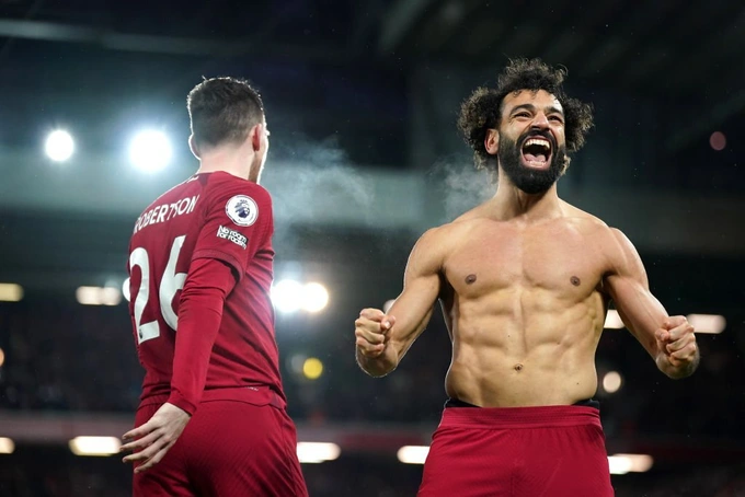 Salah cởi áo ăn mừng sau khi lập kỷ lục ghi bàn cho Liverpool