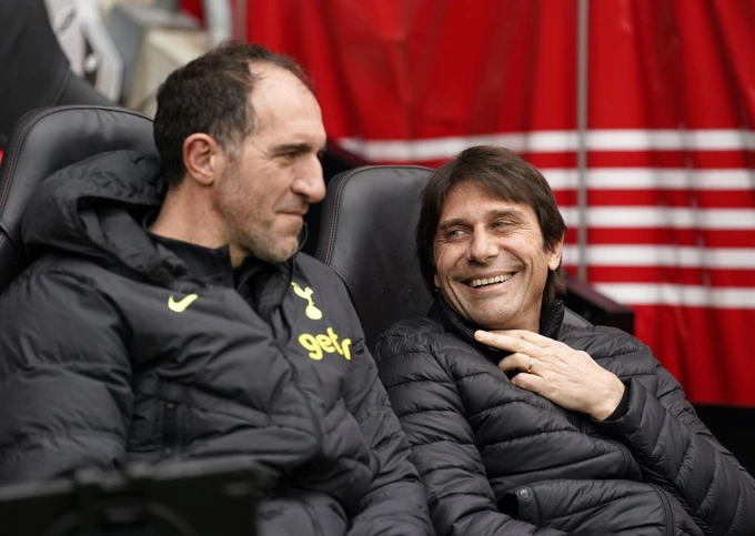 Stellini (trái) sẽ thay Conte (phải) dẫn dắt Tottenham