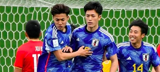 Naoki Kumata (số 18) lập cú đúp bàn thắng trong trận đấu này