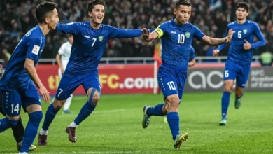 Các cầu thủ U20 Uzbekistan ăn mừng sau khi đội trưởng Rahmonaliyev ghi bàn