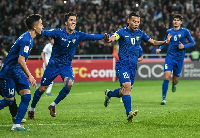 Các cầu thủ U20 Uzbekistan ăn mừng sau khi đội trưởng Rahmonaliyev ghi bàn