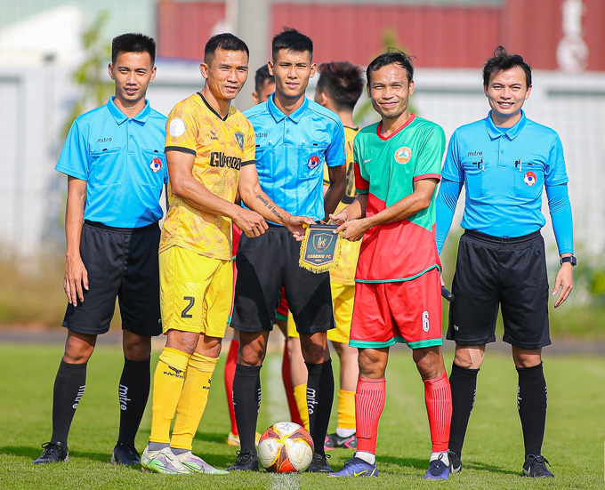CLB Bình Phước (áo đỏ xanh) và Kharkiv FC (áo vàng) là hai trong số 8 đội tham dự Chí Thành Cup 2023