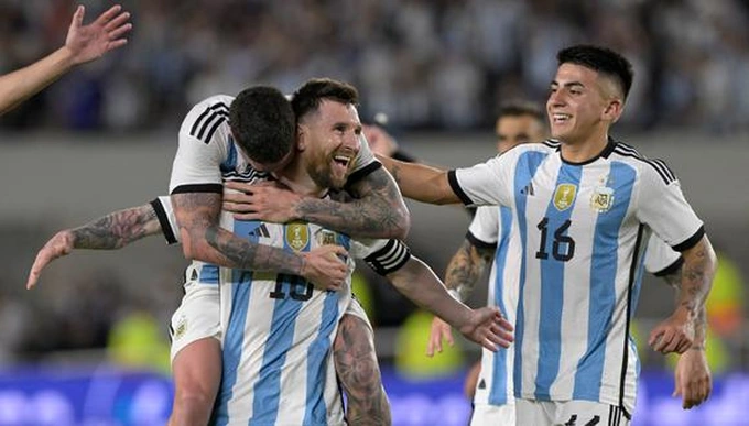 Niềm vui của Messi khi ăn mừng bàn thắng từ chấm đá phạt