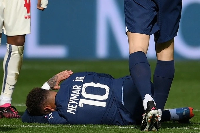 Neymar gặp chấn thương mắt cá chân trong trận đấu với Lille