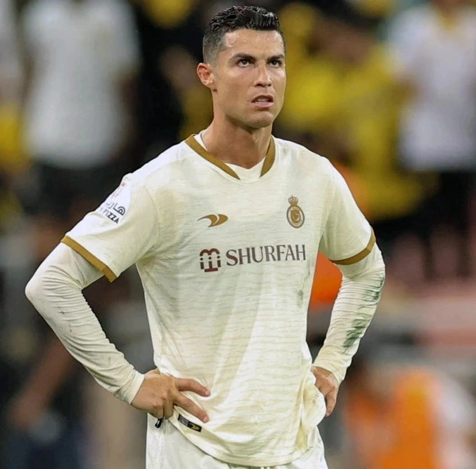 Vẻ mặt bực tức của Ronaldo sau khi chứng kiến đội nhà bị thủng lưới