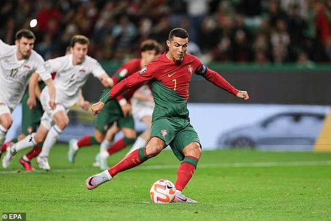 Ronaldo giúp Bồ Đào Nha dẫn trước 3-0 sau tình huống đá phạt đền thành công ở phút 51 của trận đấu