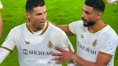 Đồng đội ở Al Nassr cố gắng can ngăn khi Ronaldo không kiềm chế được cảm xúc sau trận thua