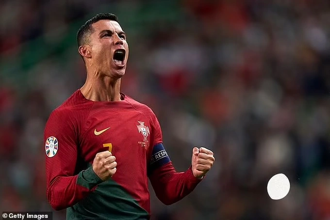 Ronaldo ăn mừng bàn thắng thứ 120 của mình trong chiến thắng 4-0 của tuyển Bồ Đào Nha trước Liechtenstein