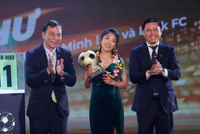Huỳnh Như nhận giải Quả bóng vàng Việt Nam 2022