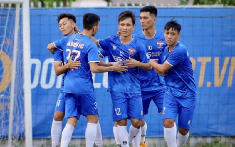 Trận đấu cùng giờ đã diễn ra với cuộc đối đầu giữa hai đội bóng An Biên và An Hưng Nông