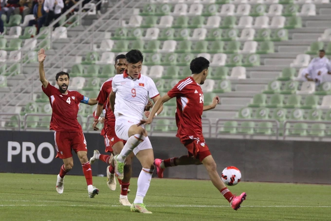 U23 Việt Nam áo trắng lép vế trước U23 UAE